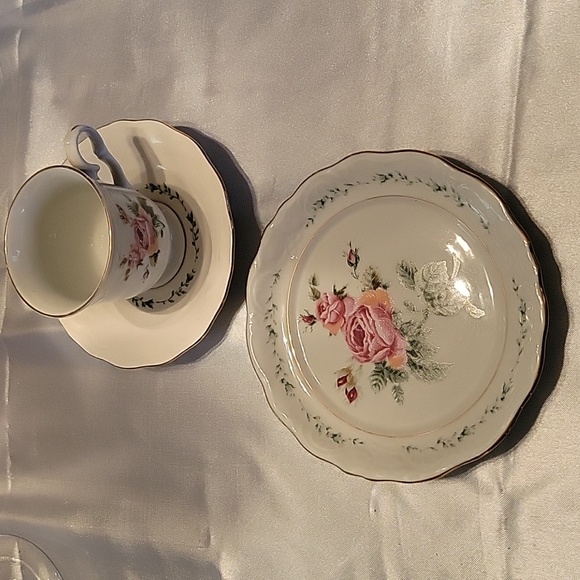 3 coffee cup saucers - Picture 5 of 6